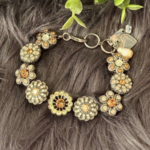 Mariana Flower Bracelet - Picture 3 of 7